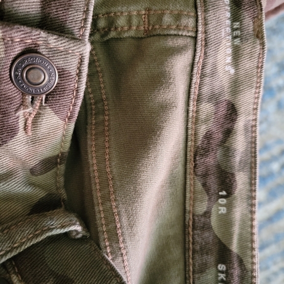 Nwot New Directions camo crop size 10 - Picture 3 of 5